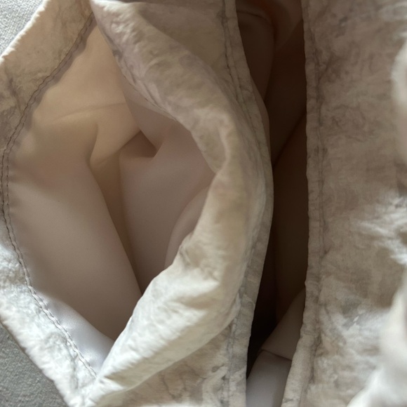 Lululemon Gathered Handle Bag Vol 6L Aquila White Opal - Picture 3 of 4